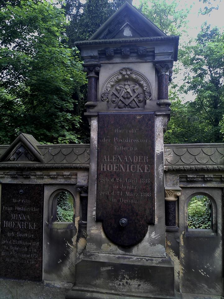 Diese Grabstelle befindet sich in Dessau Friedhof III. Die ganze Grabstelle siehe nächstes Bild.